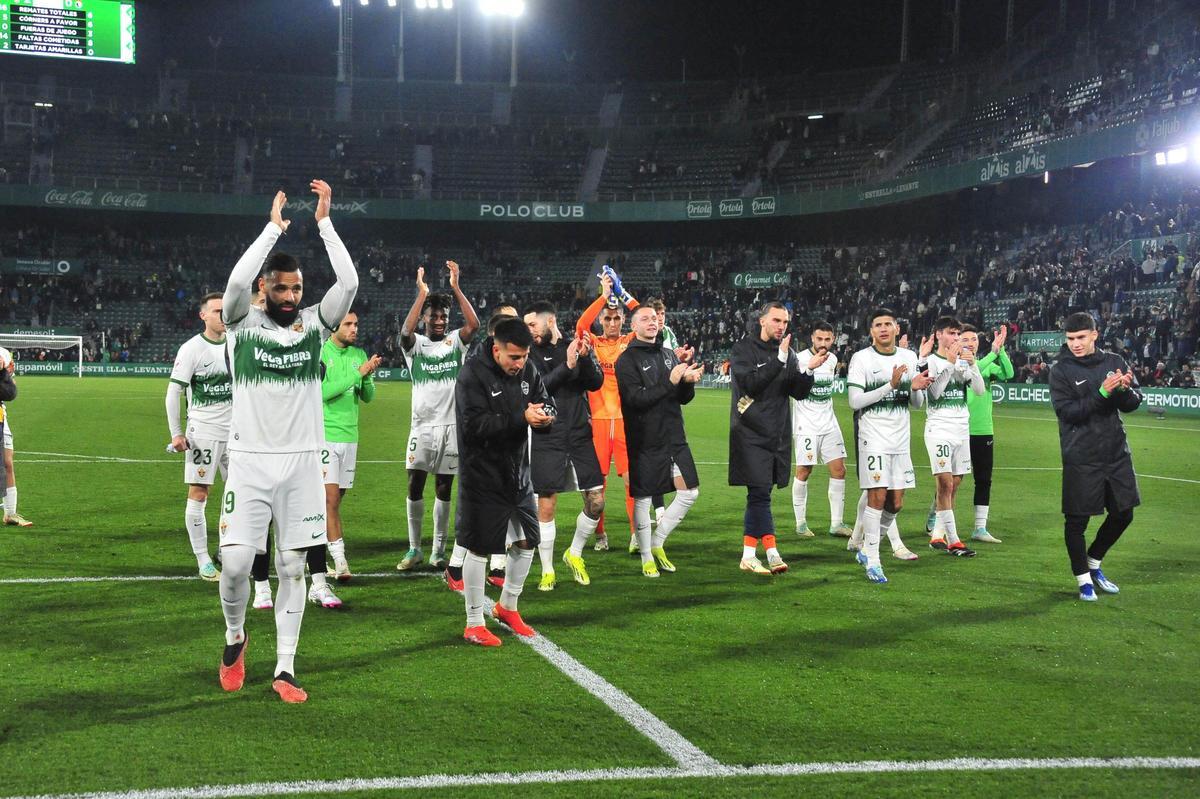 Los jugadores del Elche celebran con la afición la victoria del pasado viernes frente al Burgos