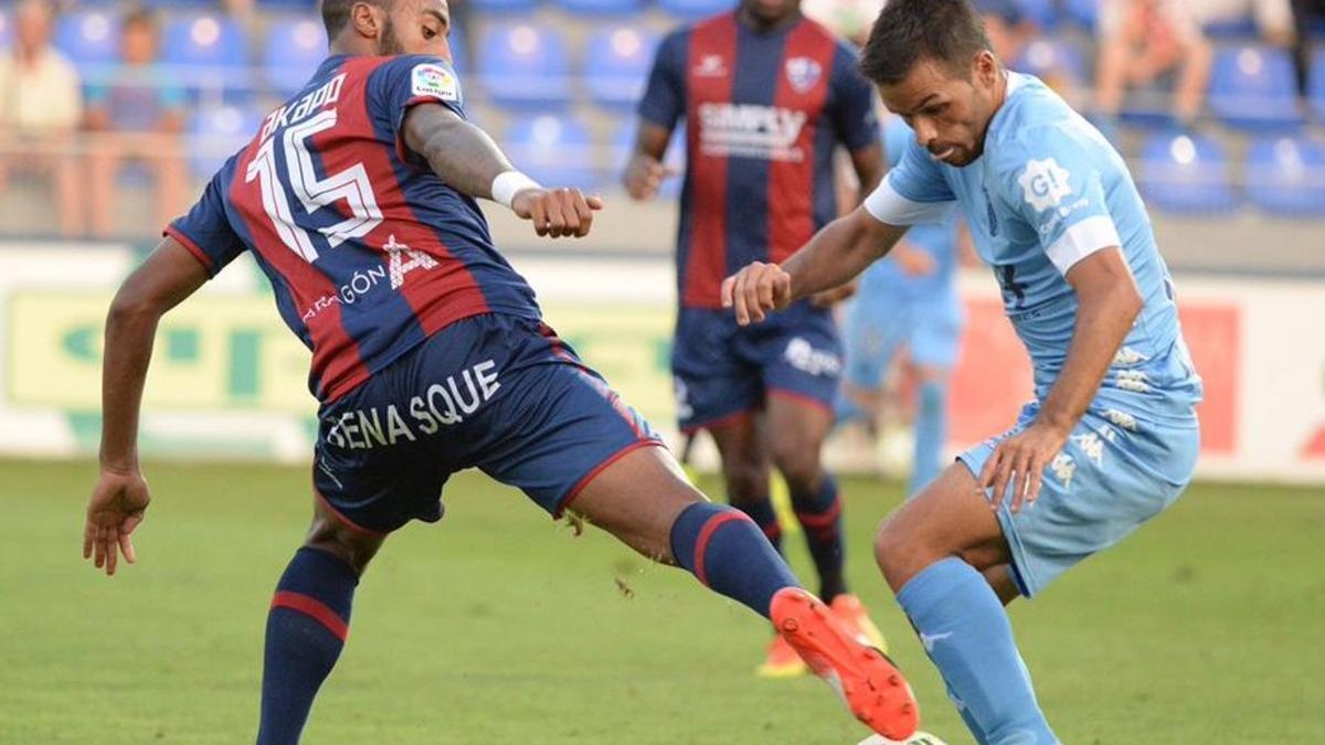 El jugador del Girona, Felipe Sanchón, trata de marcharse del defensa del Huesca, Carlos Akapo.