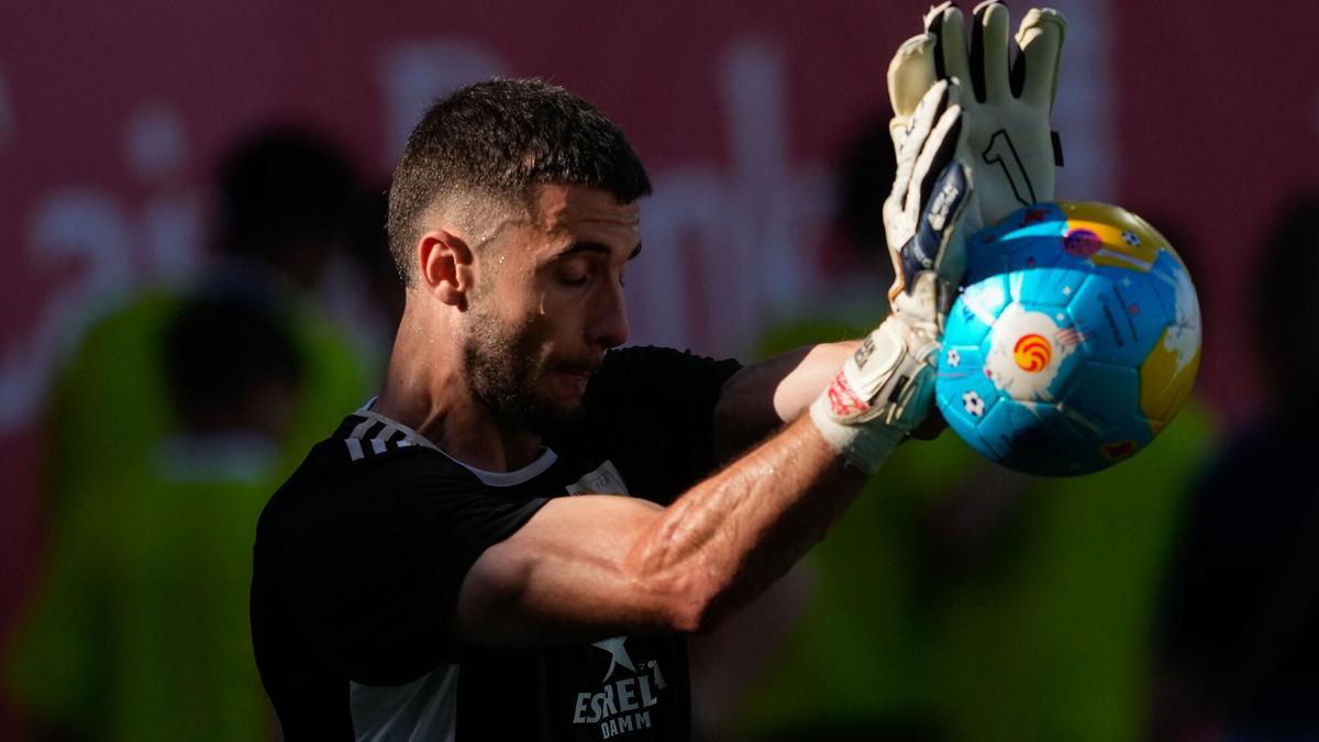 El portero de la selección de Cataluña Joan García en el calentamiento previo al amistoso entre Catalunya y Costa Rica