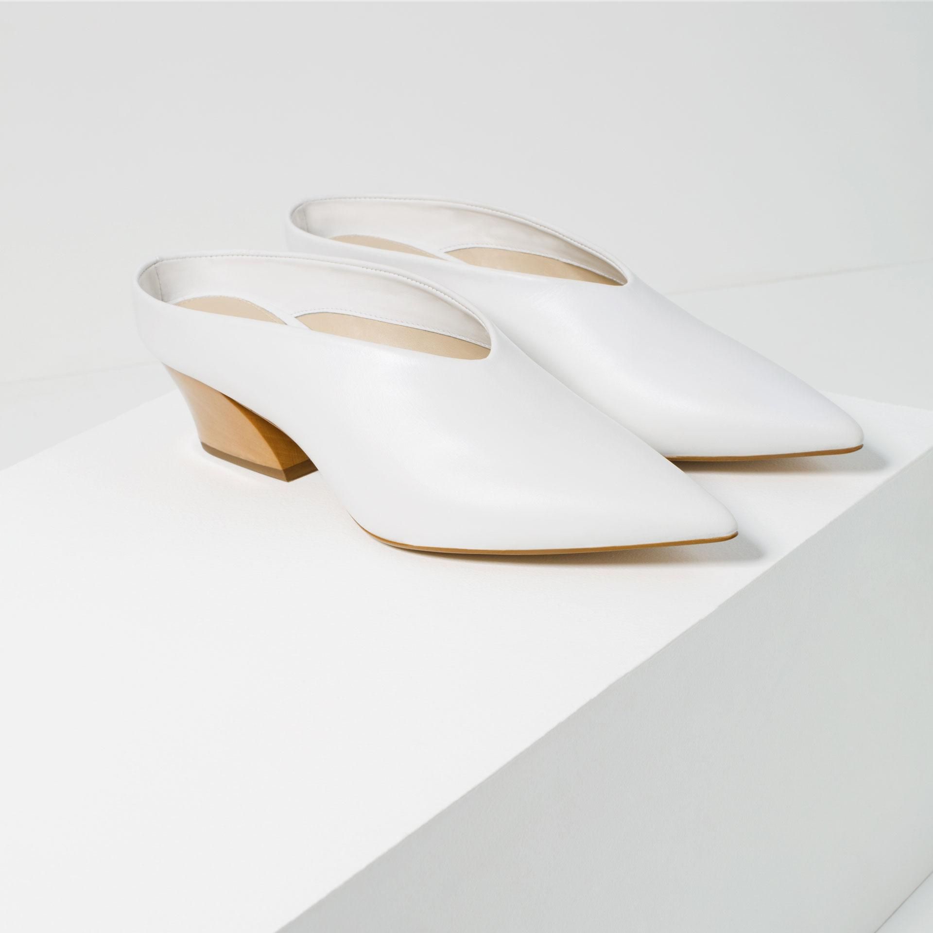 Mules para el verano, de piel en color blanco de Zara (59,95€)