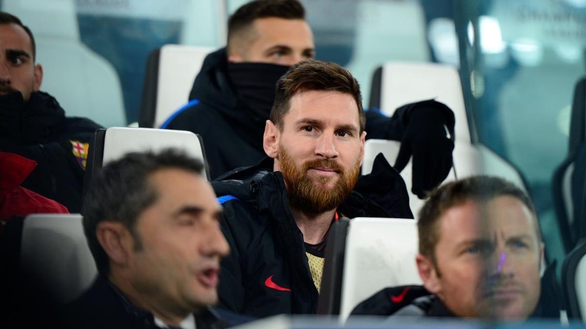 Messi, en el banquillo del estadio de la Juventus.