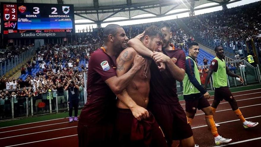 Totti le da el triunfo al Roma en en el tiempo añadido contra el Sampdoria (3-2)