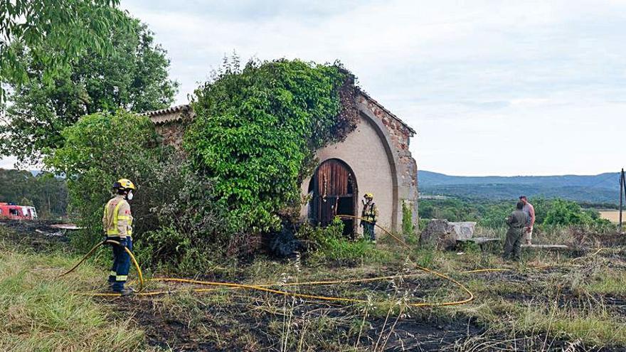 Els Bombers apagant el foc davant de Can Nadal, ahir. | MARC SUREDA