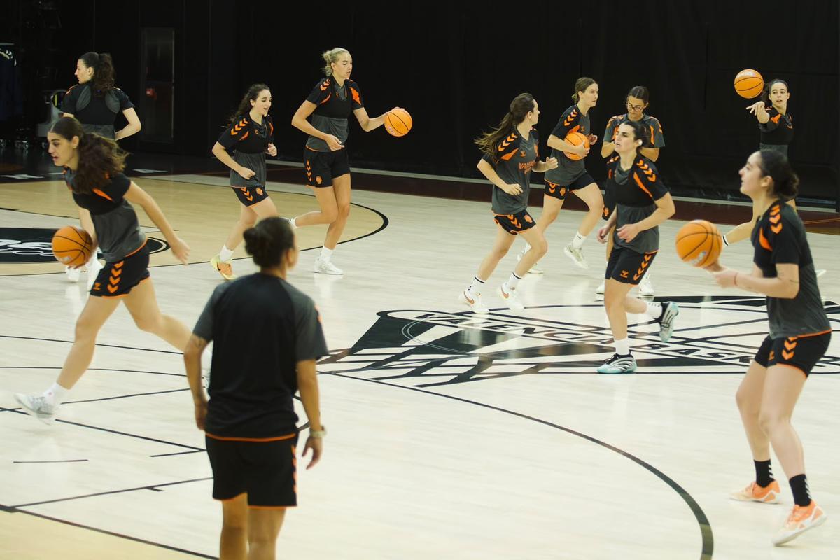 Entrenamiento del primer equipo, con mayoría de jugadoras del LF Challenge.