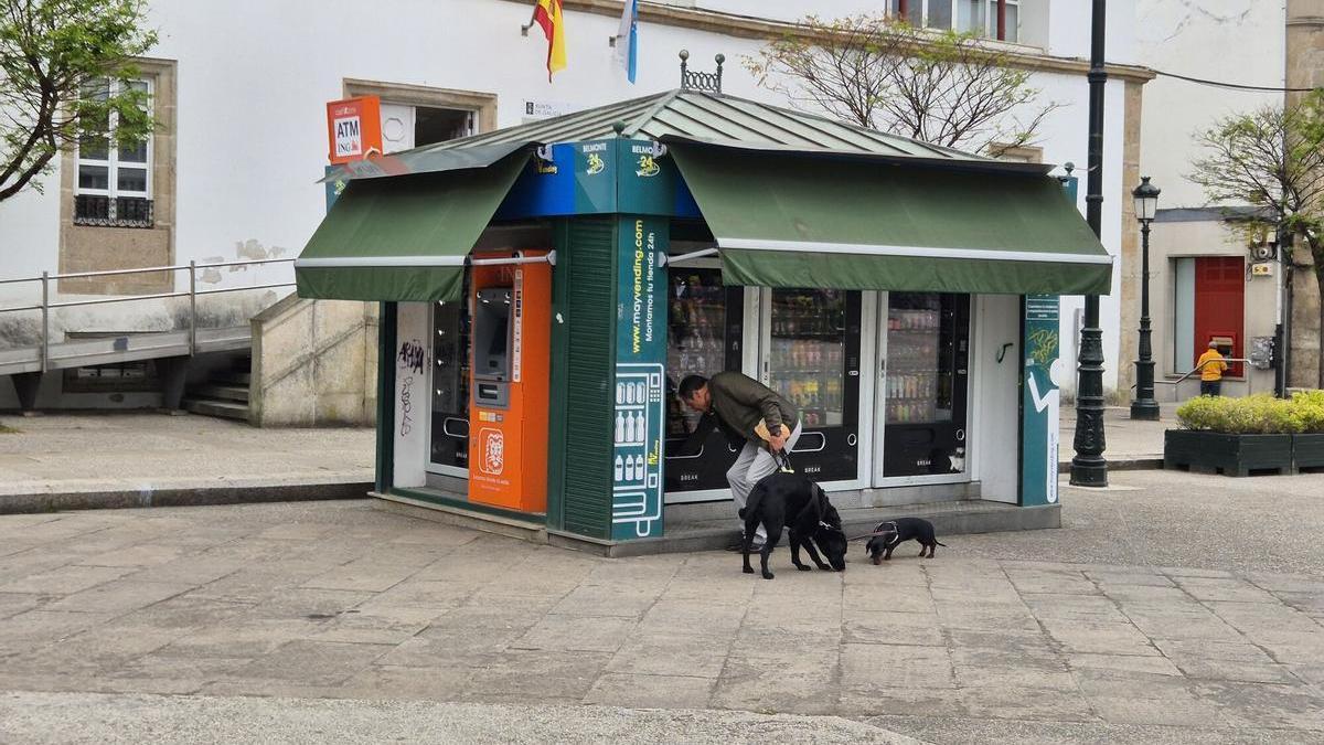 Kiosco con cajero y máquinas autoventa en Betanzos
