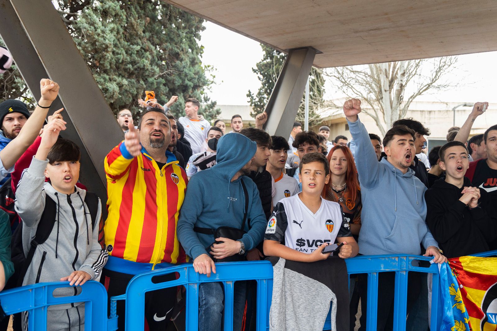 Apoteósica salida del Valencia CF a Sevilla