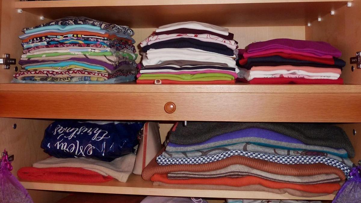 Productos textiles en un armario.
