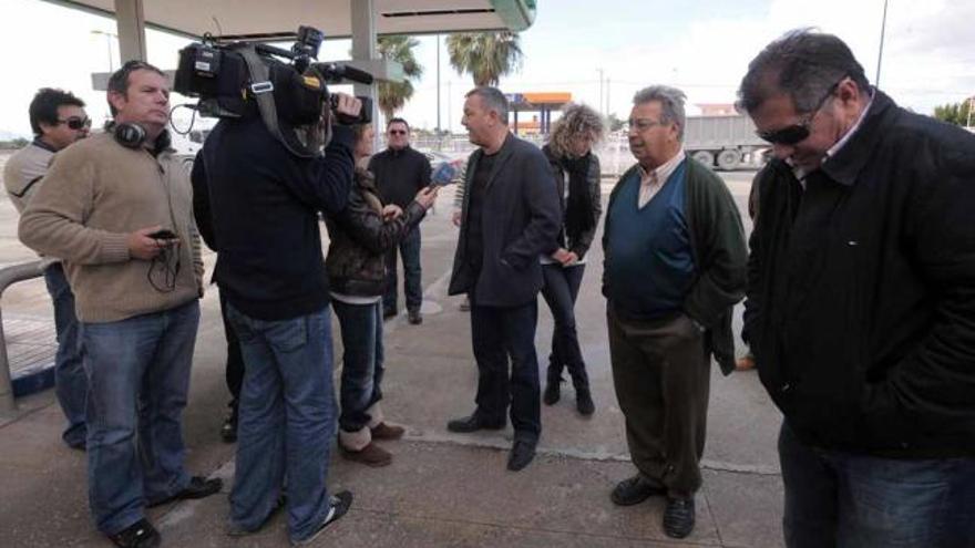 Despliegue ayer de medios en La Murada para hacerse eco de la ola de robos.