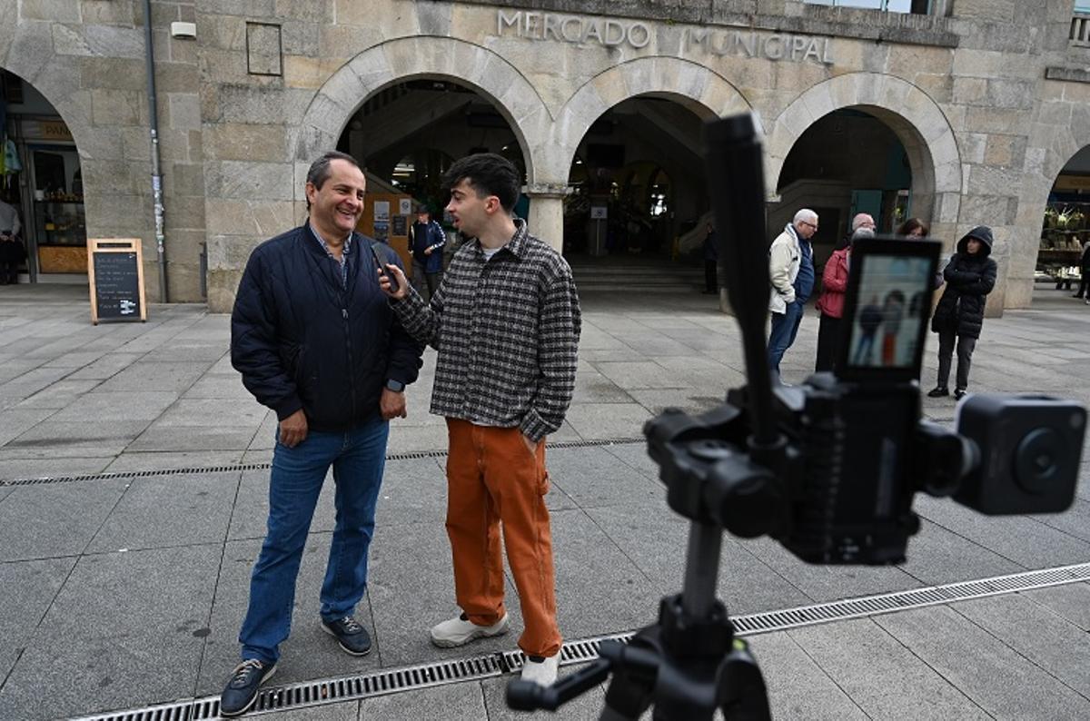 Grabación de uno de los vídeos ante el Mercado Municipal de Pontevedra.