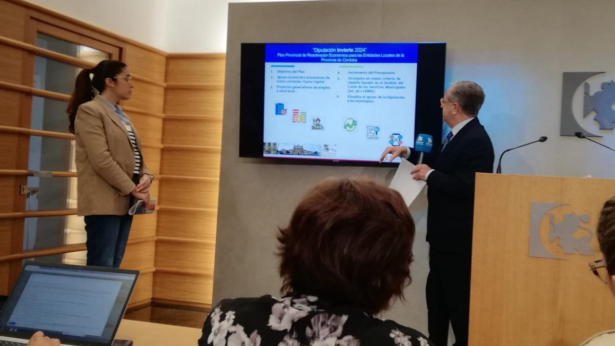Ana Rosa Ruz y Salvador Fuentes explican el reparto de remanentes de la Diputación de Córdoba.