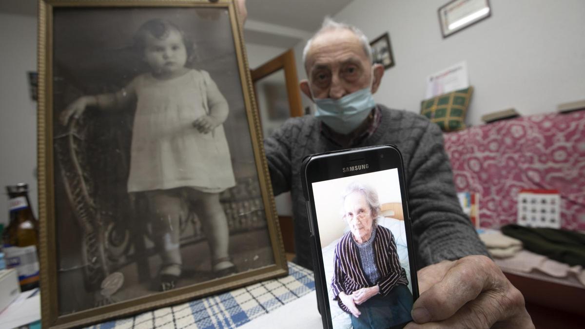 Maximino García Arias con una foto de su hermana