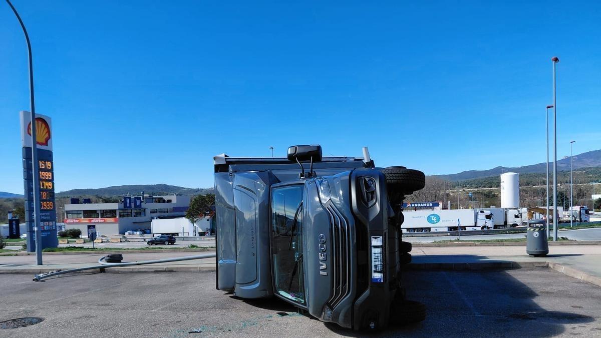Un camió bolcat a la Jonquera pel fort vendaval de diumenge.