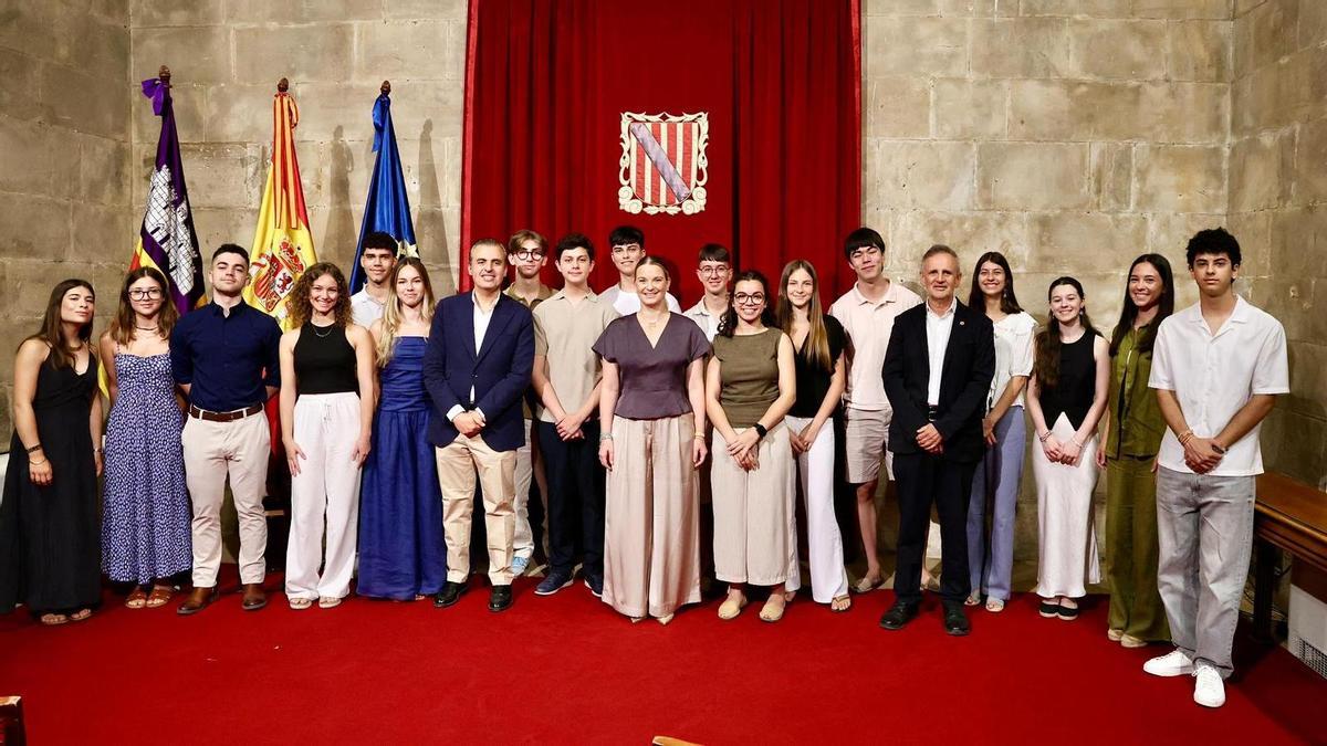 Foto de familia de los mejores estudiantes de Selectividad y autoridades, este jueves en el Consolat de Mar.
