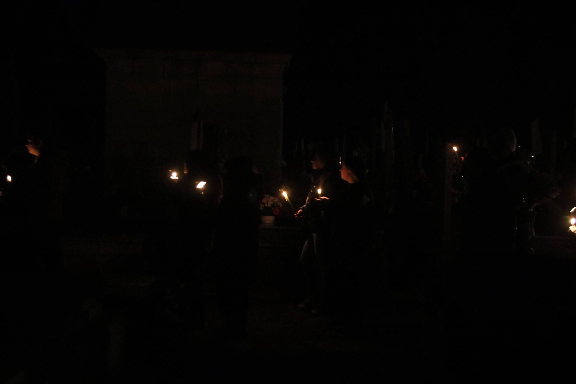 La procesión de las ánimas recorre el cementerio de San Atilano de Zamora con motivo de la noche de Difuntos y con la única iluminación de velas o faroles