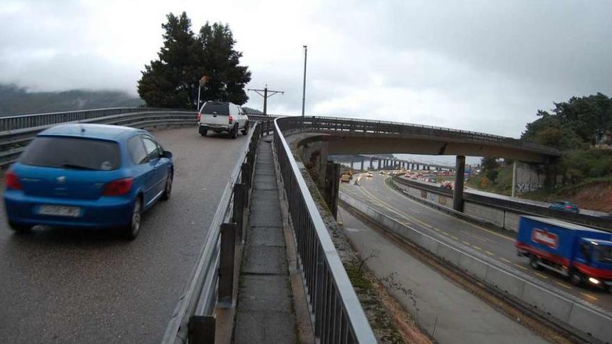 El puente de acceso a la parroquia de Trasmañó, que demandan su ampliación. // Faro