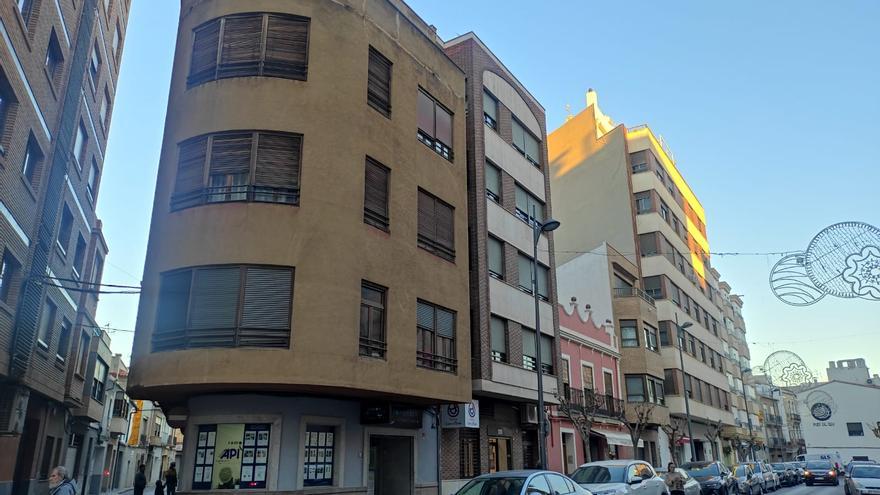 Okupan un emblemático y premiado edificio de Burriana y dejan sin agua a vecinos y comercios