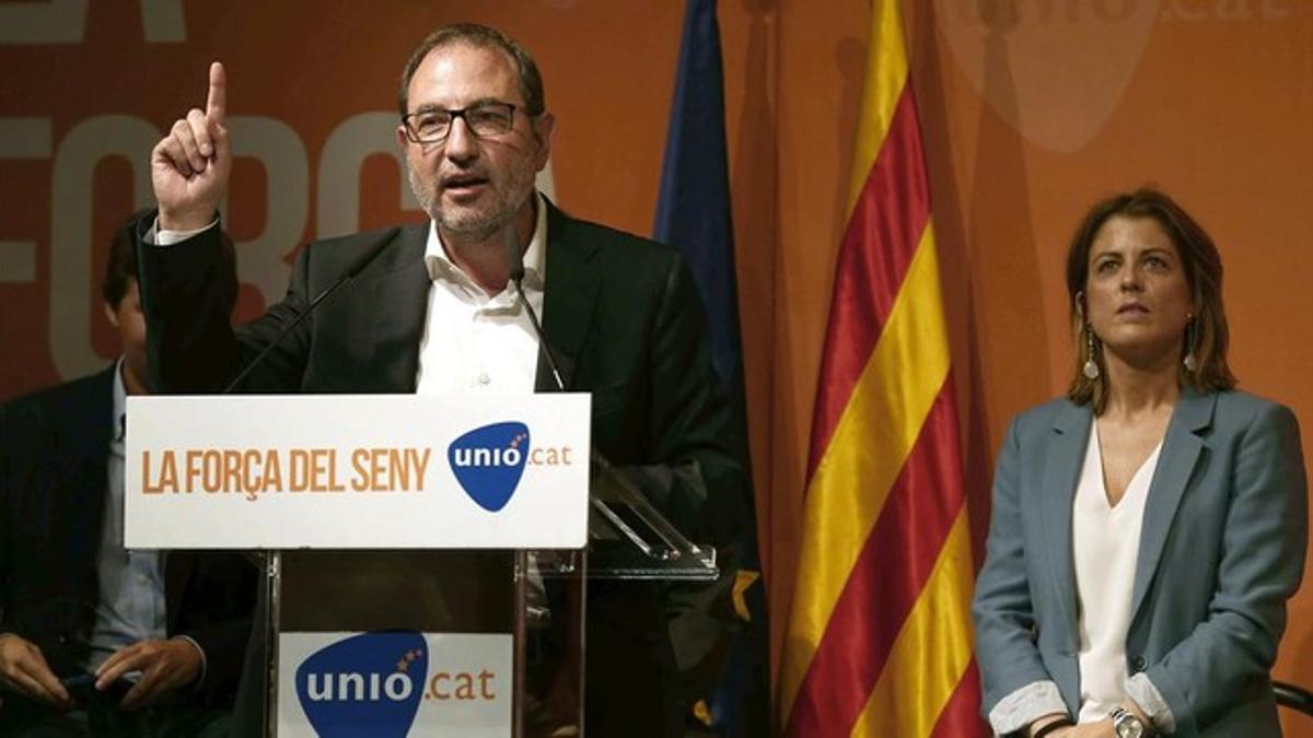 El cabeza de lista de Unió para el 27-S, Ramon Espadaler, junto a la candidata Marta Plana.