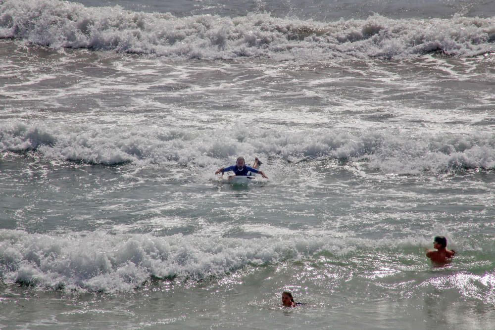 Surfistas de Orihuela recogen firmas en contra de