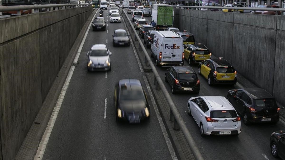 Tráfico denso de coches.