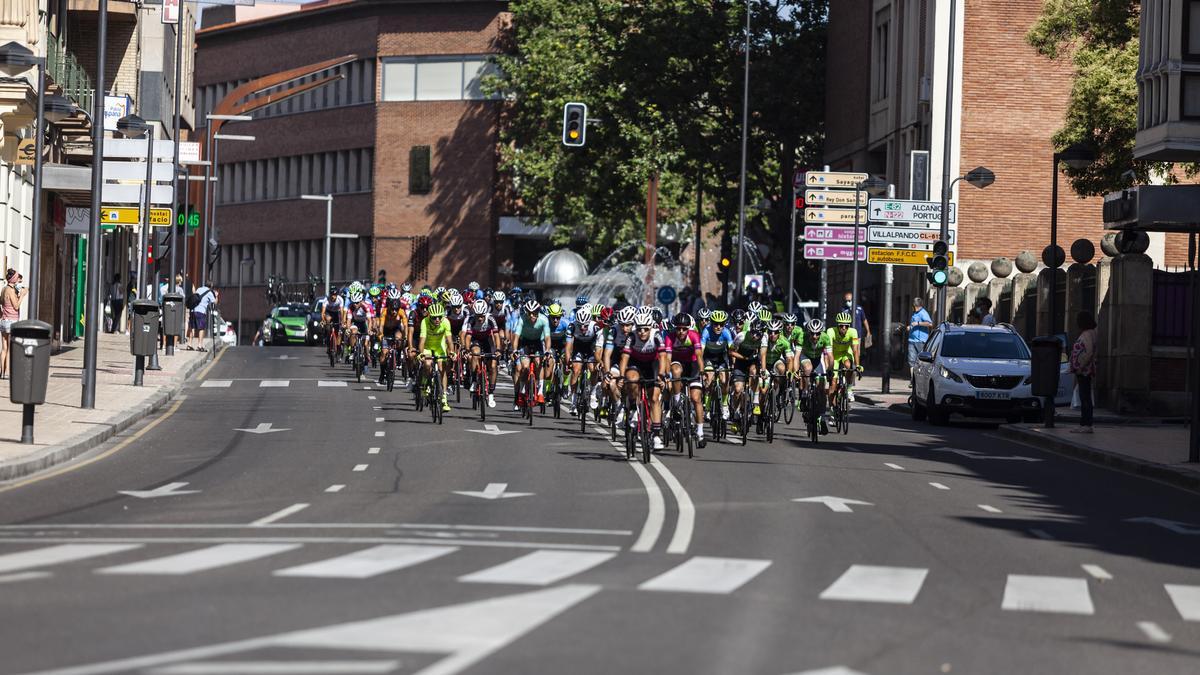 El pelotón del Trofeo San José, a su paso por Zamora.