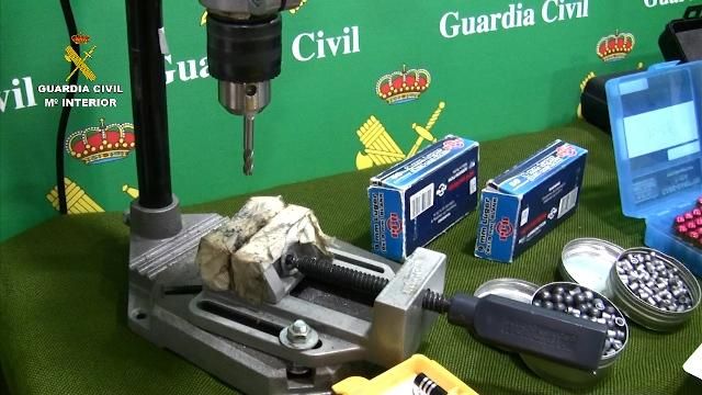 Armas y munición intervenidas por la Guardia Civil.