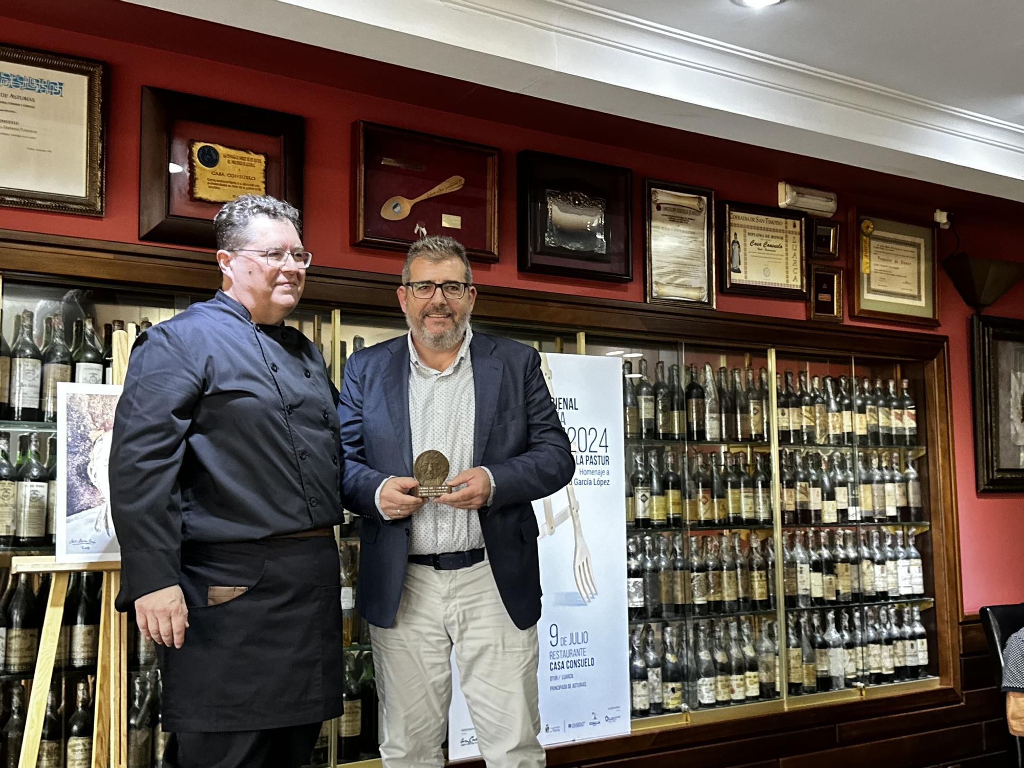 EN IMÁGENES: El homenaje póstumo al hostelero Álvaro López en su casa y coincidiendo con la Bienal de Arte