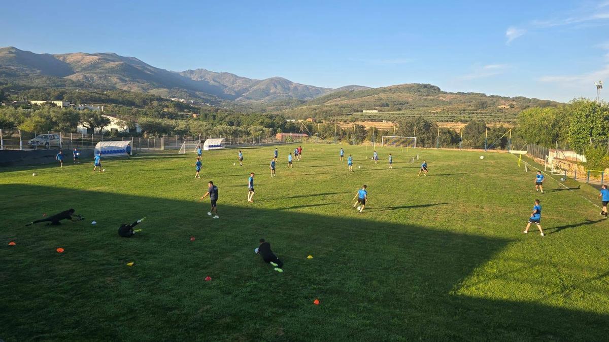 Jugadores del Imperial de Cuacos durante un entrenamiento.