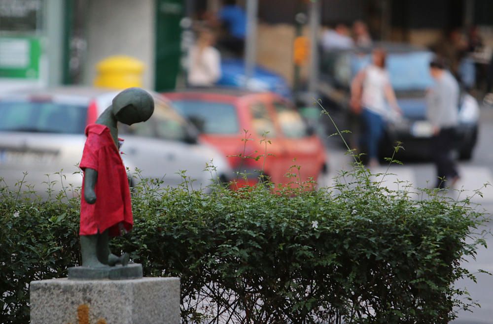 El pasado lunes las esculturas de niños del Jardín de los Monos amanecieron vestidas con modelos infantiles que parecían hechos para ellos