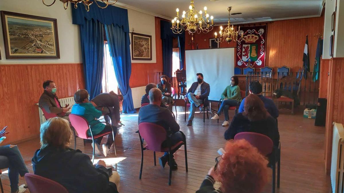 El alcalde, en una reunión reciente con comerciantes del municipio.