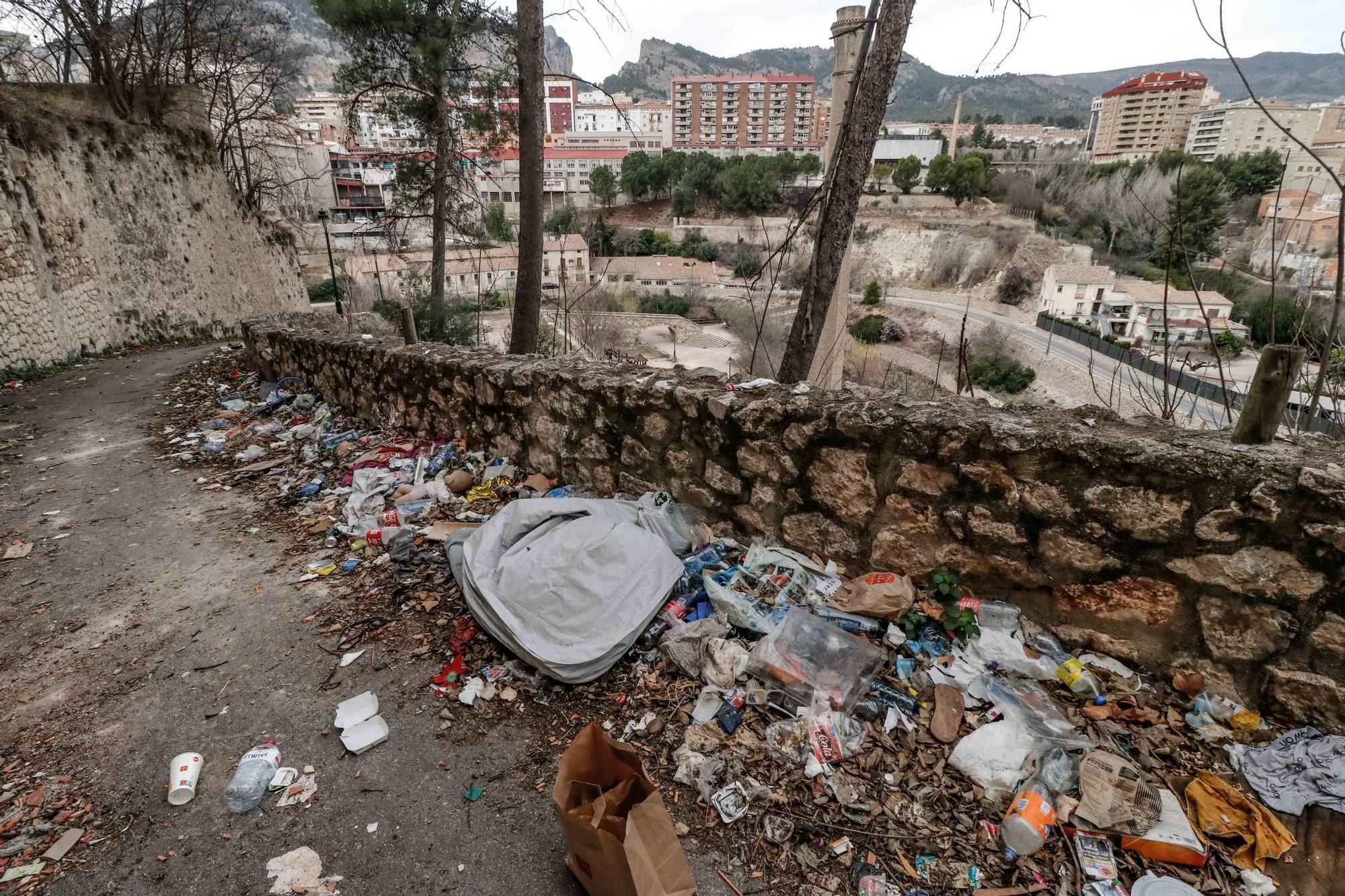 Se amontona la basura en el barrio de Algezares de Alcoy, junto a la Torre-Portal de Cocentaina