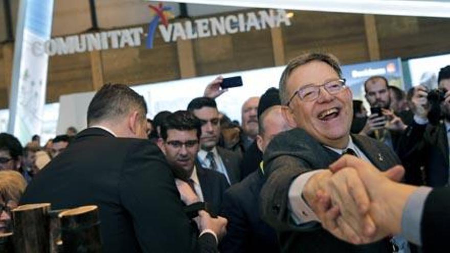 Ximo Puig, saluda a su llegada al stand de la Comunitat Valenciana en Fitur.