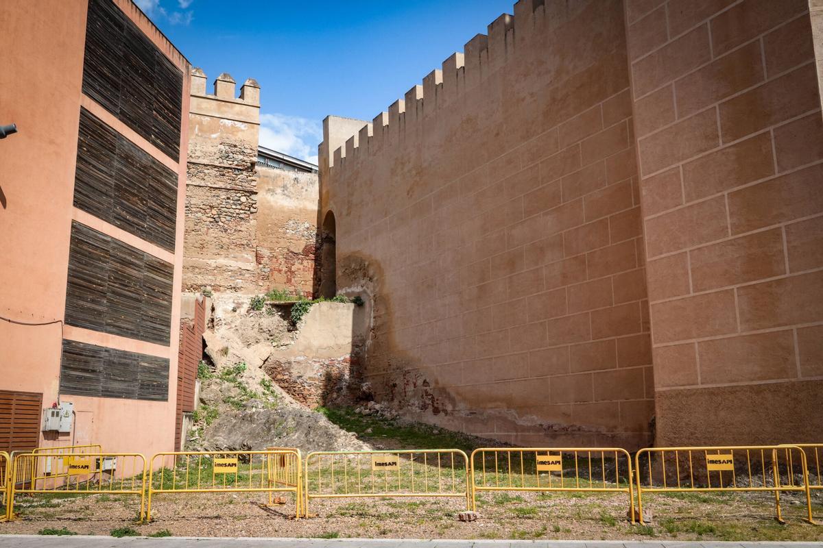 BADAJOZ. DESPRENDIMIENTO EN LA MURALÑLA, JUNTO A LA TORRE DE ESPANTAPERROS