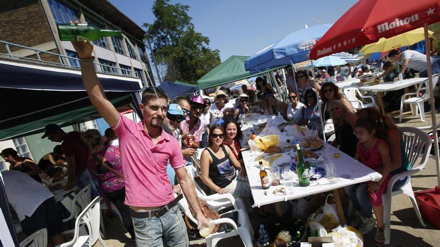 Corvera brinda una tarde entera a la sidra con escanciadores, teatro, juegos tradicionales y música de chigre