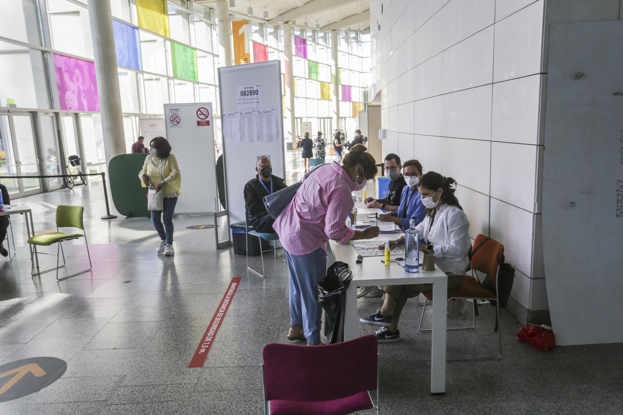 Los ciudadanos peruanos residentes en la Comunitat votan en la segunda vuelta de las Elecciones Generales 2021