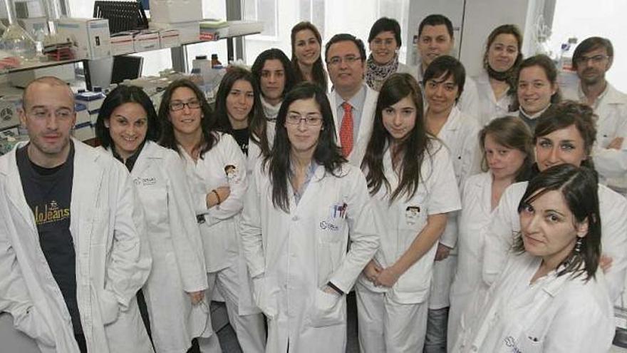 Francisco Blanco, junto a parte de su equipo de investigación. / eduardo vicente