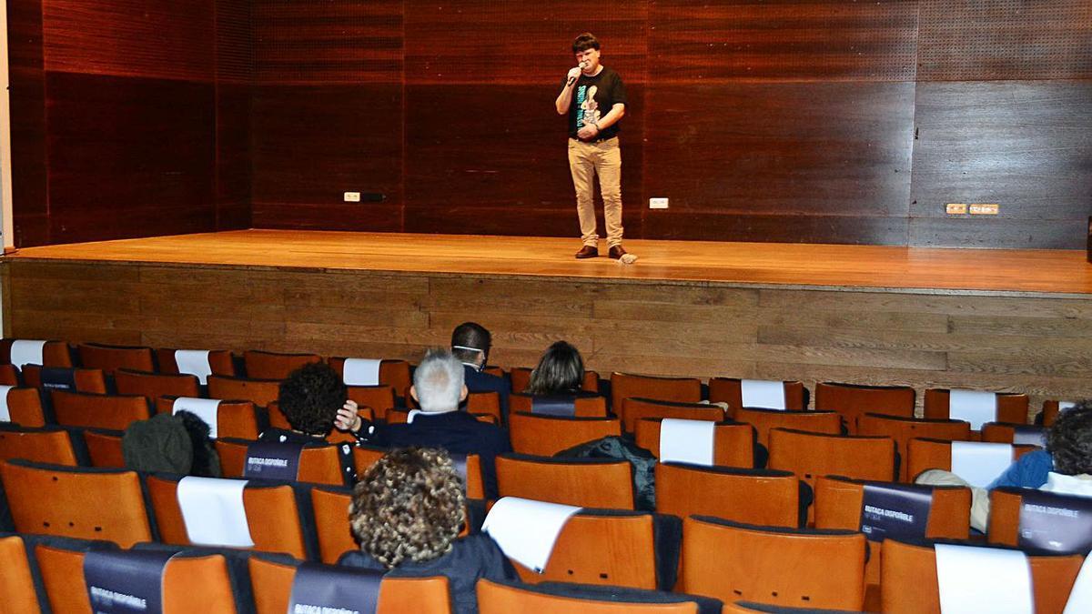 Xurxo Souto, onte no escenario do Centro Social do Mar no espectáculo “Contos no Camiño”.   | // G.N.