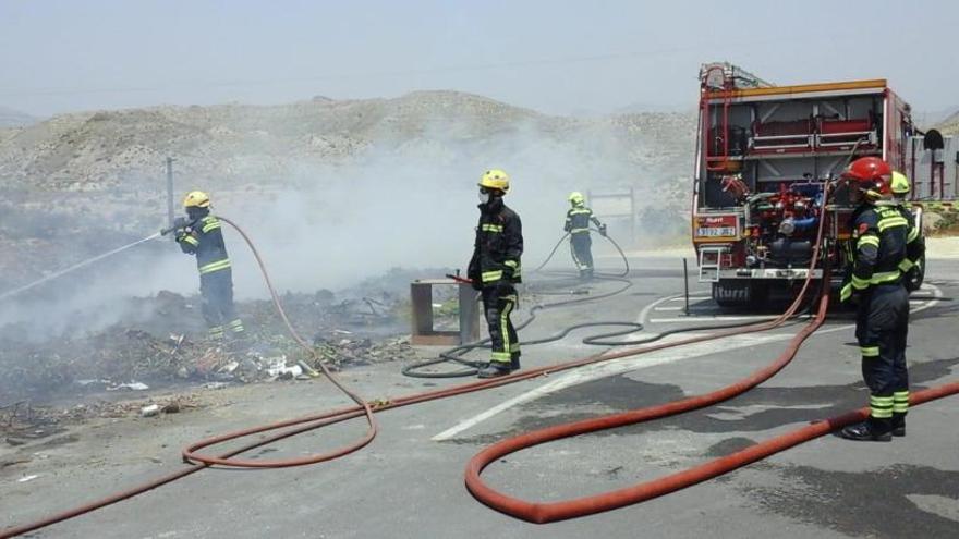 Los bomberos extinguen un incendio en la partida de Monnegre