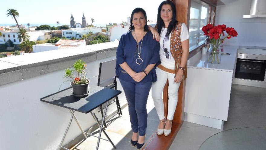 Los turistas miran a la basílica