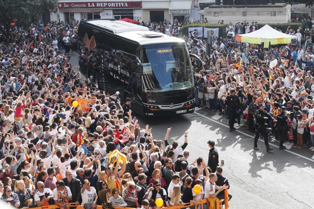 Miles de aficionados en el partido de las Leyendas del Valencia CF