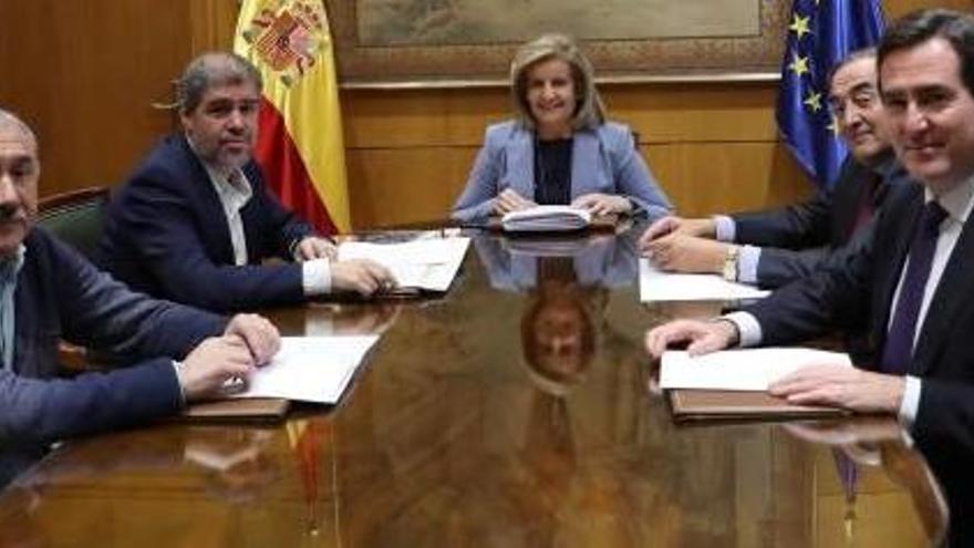 Bákez, al centre, entre els respresentants sindicals i de les patronals