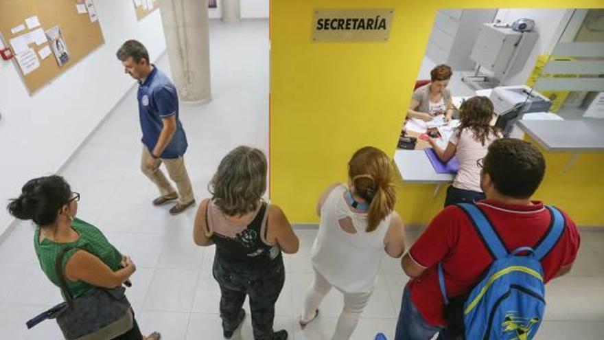 Un grupo de personas hace cola ayer para realizar la matrícula en uno de los idiomas ofertados por la EOI de Orihuela.