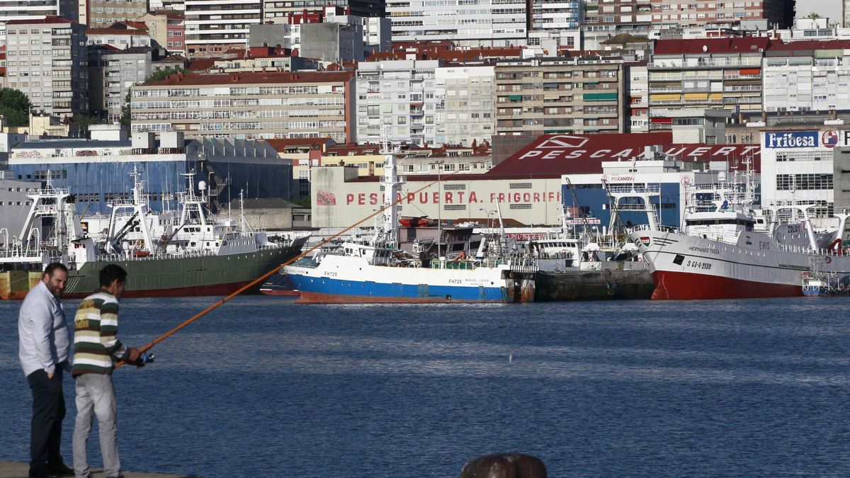 Pesqueros de altura atracados en el puerto en Beiramar.