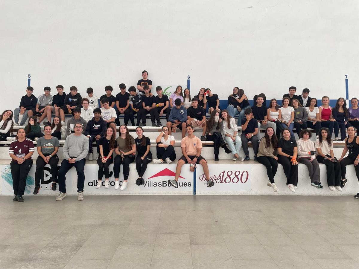 L’alumnat de l’institutha tingut sessions de pilota, frontó i raspall, en el marc del programa de la UV ‘Conéixer el territori’.