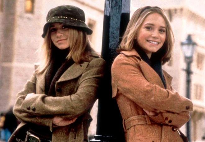 Las gemelas Olsen en 2001 con gorro bucket