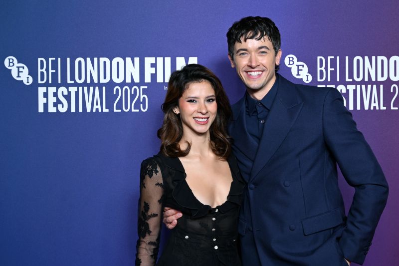 Tom Blyth y Daniela Norman son novios desde 2023