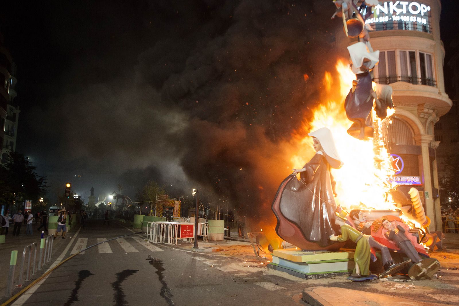 Así arden las otras fallas que se han plantado en la plaza del Ayuntamiento