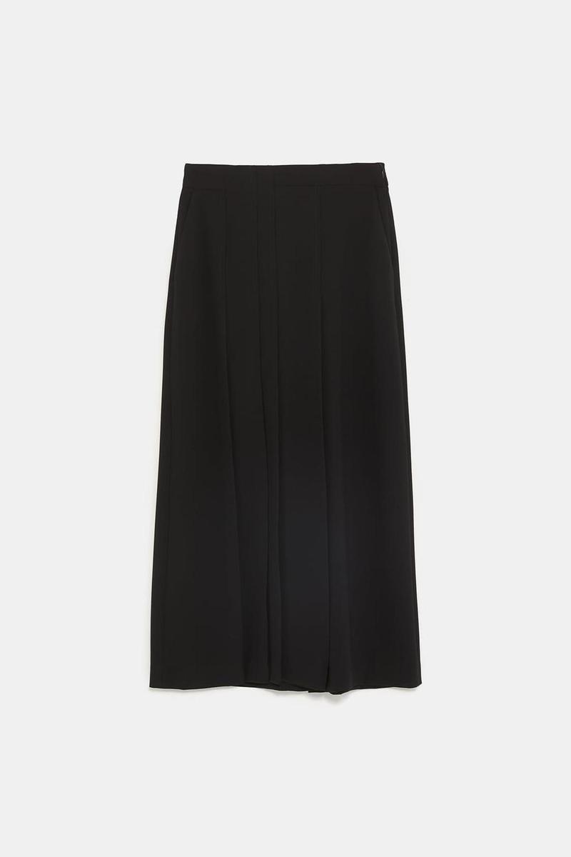 Pantalones anchos en negro de Zara (Precio: 29,95 euros)