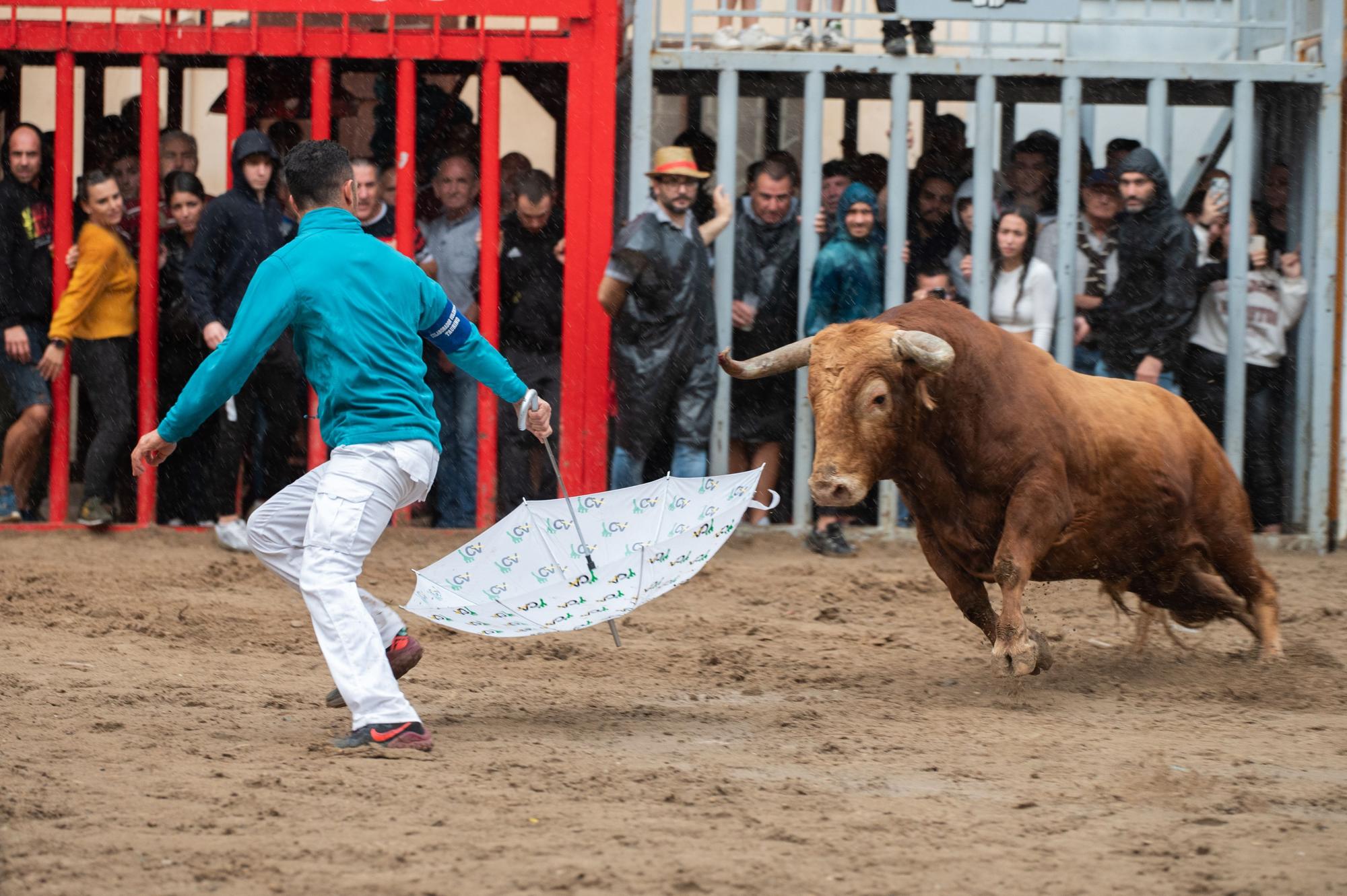 Las fotos de una tarde taurina de Almassora de luto y pasada por agua