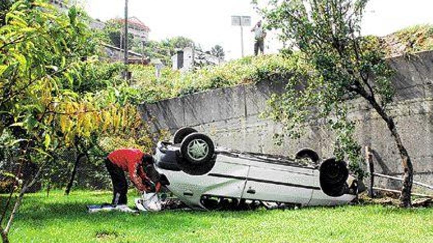 El coche cayó de una altura de seis metros sobre el capó. / gonzalo núñez