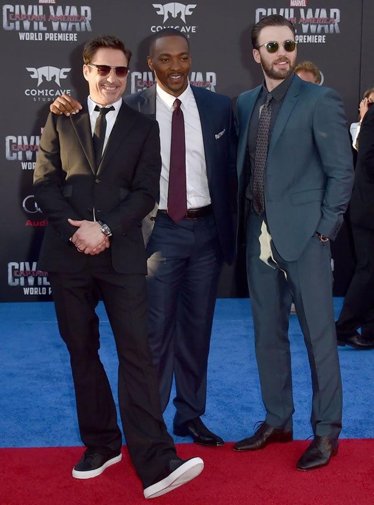 Robert Downey Jr., Anthony Mackie y Chris Evans, en la première de Capitán América: Civil War en Los Ángeles.